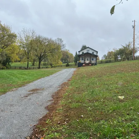 The Flint House! Lovely Cabin located in beautiful Campbellsville Ky.
