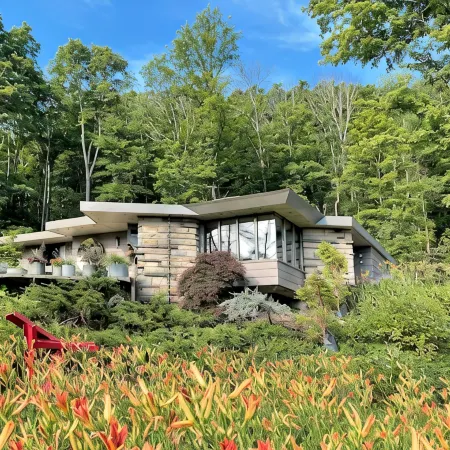 Nationally Registered Usonian Cottage at Lynn Hall by FLW's Fallingwater Builder