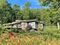 Nationally Registered Usonian Cottage at Lynn Hall by FLW's Fallingwater Builder - Wifi