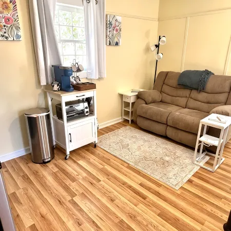 Historic Hilltop Guesthouse - Charming studio/cottage one block from downtown Hoteles en Laurel
