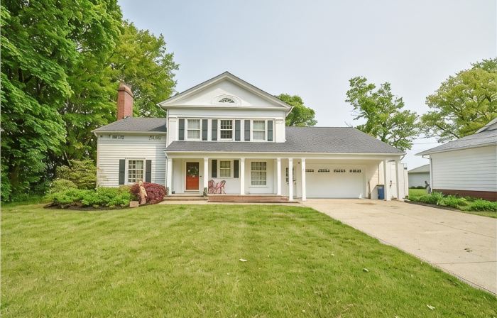 Large Family Lakehouse on the Coast with Stunning Water Views