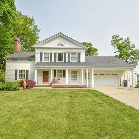 Large Family Lakehouse on the Coast with Stunning Water Views