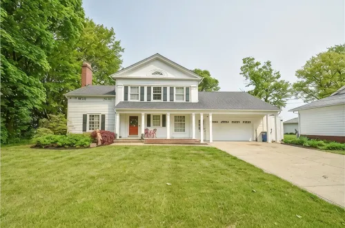 Large Family Lakehouse on the Coast with Stunning Water Views - 3-Star
