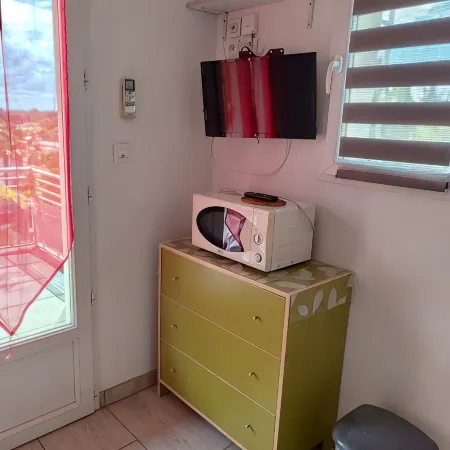 Studio with large 9m² terrace, exceptional view, 5 min from Fonséranes locks