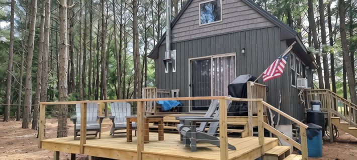 Awesome private off grid cabin with creek view. Hotel di Accomack County