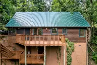 Hot Tub! Close2Downtown/Dollywood/PF! King Bed! Access to Nearby Fishing Pond! - 4-نجوم