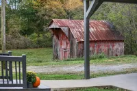 Updated Modern Farmhouse Near Downtown Dickson!
