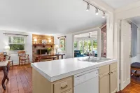 Inviting Waterfront Cottage on Cedar Creek - 홈스테이