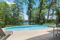 LakeHome on the Water, Luxury Sleeps 18, Pool, Dock, Beach, Close to Clemson - Uima-altaat