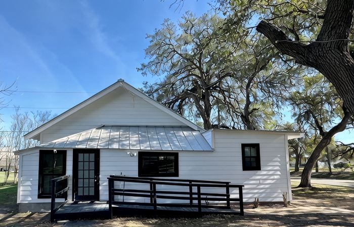 Cozy 2 BR Cottage with Inviting Sunroom, Spacious Yard and Ultimate Comfort