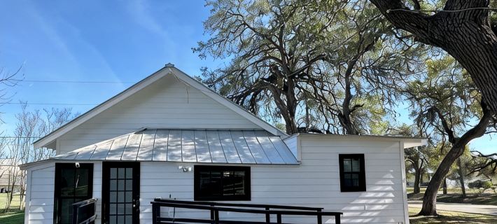 Cozy 2 BR Cottage with Inviting Sunroom, Spacious Yard and Ultimate Comfort Hotels in Kyle