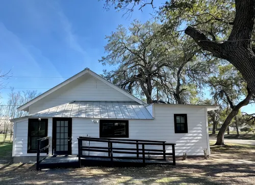 Cozy 2 BR Cottage with Inviting Sunroom, Spacious Yard and Ultimate Comfort