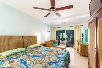 Spacious Oceanfront Villa, private beach and water access, accommodates 12 Hotels in 