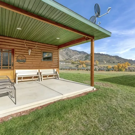 YELLOWSTONE CABIN - THE ELK VIEW CABIN at Yellowstone (River view)