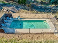 New!! Majestic Views, Pool, Sleeps 20+, 2 Mstr BR, close DT Yosemite, Bass Lake - 수영장
