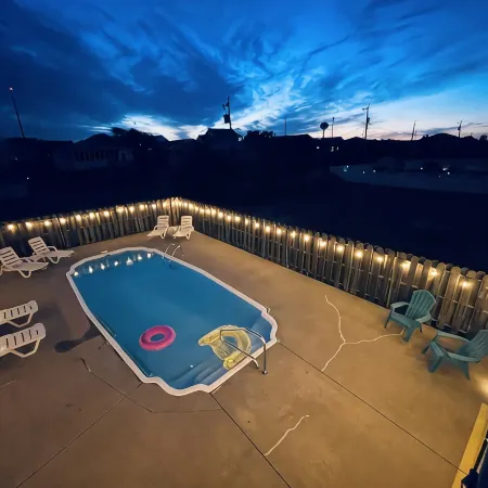 NEW LISTING!!  Designer Home, Private Pool, 2 Blocks to the Beach, Sleeps 10