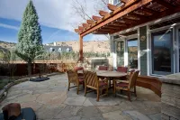 Front Door Access to Running & Biking Trails; Short Drive to Downtown and Campus - 홈스테이