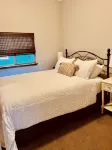 Historic 1917 Cottage by the River, Walkable to All of Downtown Bend! - Balkoner