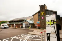 Days Inn by Wyndham Lockerbie Annandale Water - parkir