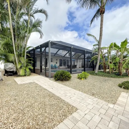 Cute canal front Cottage with dock & boat lift and pool ,short walk to the beach