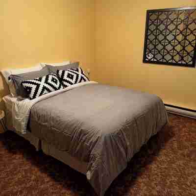Cozy 2-bedroom apartment with WiFi, AC in amazing Penticton Rooms