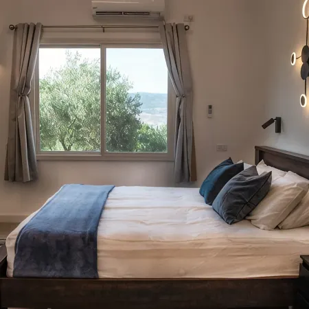 Charming 2-bedroom apartment with WiFi, AC in quaint Mikhmanim