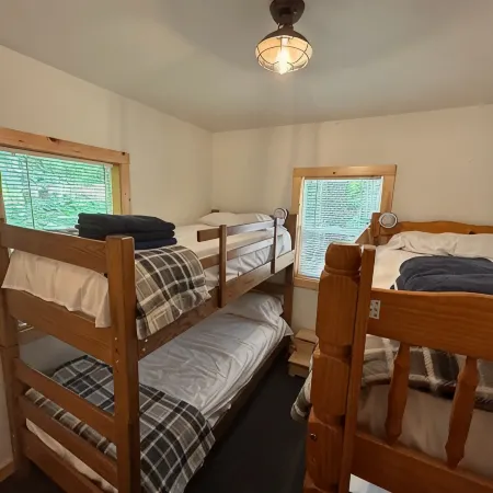 Cozy cabin just steps away from Upper Post Lake. Pet friendly with a small fee! 랭레이드 카운티 호텔