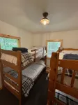 Cozy cabin just steps away from Upper Post Lake.  Pet friendly with a small fee! - 2 stjerner