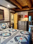 Waterfall View Cabin at White Buffalo Lodge;Family-friendly with lake access - Chalets