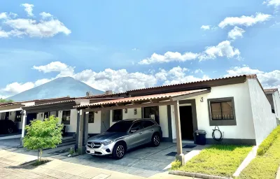 Beautiful 3-bedroom house in the most exclusive zone of  Sn Miguel with WiFi, AC Hotels in 