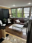 Cozy 2-Bedroom Suite w/ King Bed - Homestays