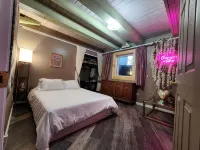 Pet Friendly, 10 Guests, Walking Distance to Payette Lake/Downtown, Hot Tub!