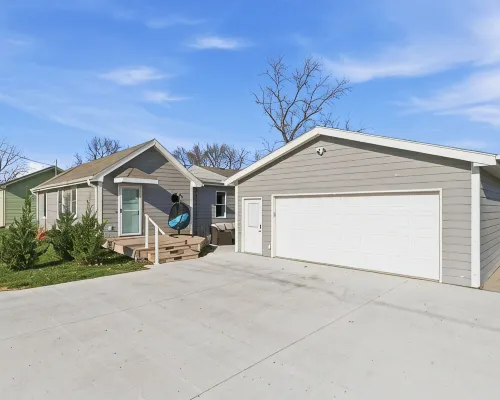 Cozy Lakeside Cottage for Families and Fun Seekers. Game room - Large Soaker Tub Hotels in Lewis