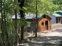 Happy Hideaway in our charming cabin in historic Eureka Springs with jacuzzi tub - Hytter