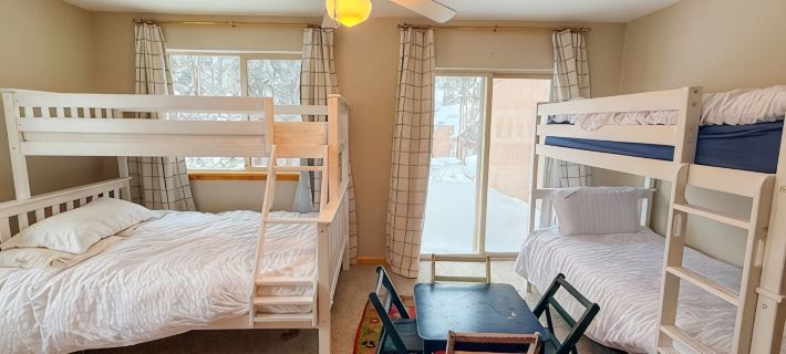 3/3 Townhome in Fraser just steps from the Black line! Hotels in Fraser