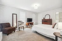 Historic Laconia Home near Lake Winni + Gunstock - 4 ดาว