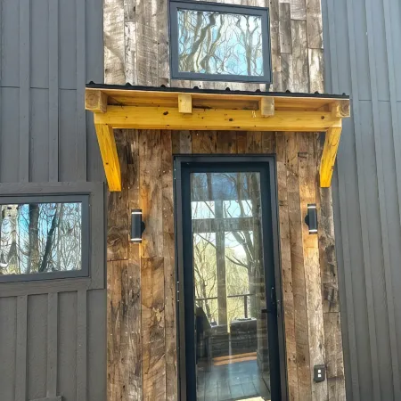 Modern 2-bedroom mountain house in brilliant Lansing