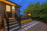 Luxury Spa, Patio, Deck & Views of Puget Sound in the Heart of Old Town, Tacoma - 4-Star