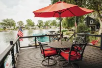 HEAVENLY Portage Lakes water front 4-bedroom cottage with HOTTUB, dog friendly! - Boutique