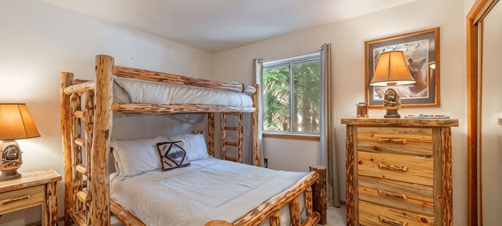 Modern upgraded Tahoe Donner 3BR mountain cabin! Pet friendly! Hotels in Truckee