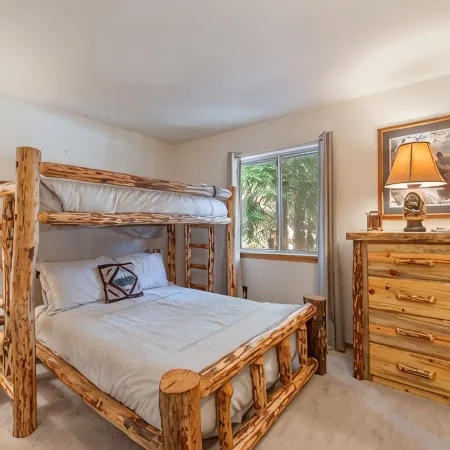 Modern upgraded Tahoe Donner 3BR mountain cabin! Pet friendly!