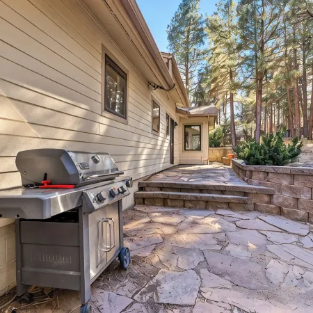 Slippery Rock Vacation Home - sleeps 9