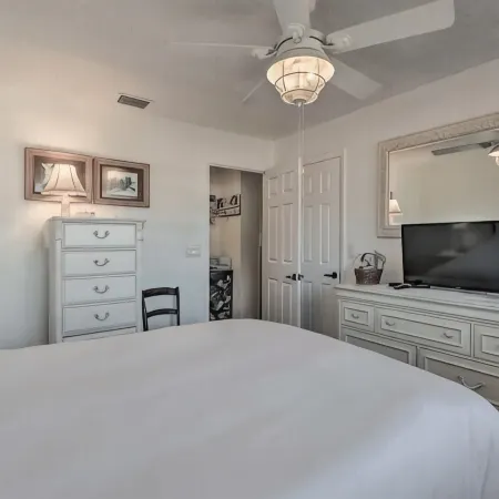Walk to Beach-Great Venice Island Location! Close to Sharkey's and the Pier.