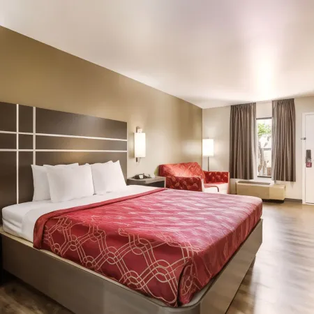 Econo Lodge Inn & Suites