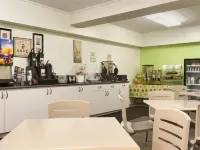 Days Inn by Wyndham Victoria Airport Sidney - breakfast