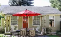 Charming studio cottage on quiet street with beautiful landscaping and gardens. - 3つ星