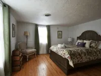 SPACIOUS and PRIVATE renovated farmhouse for the whole family Hotels in Sunapee