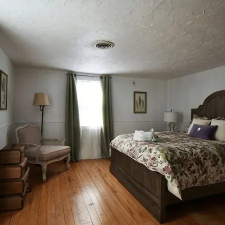 SPACIOUS and PRIVATE renovated farmhouse for the whole family