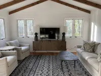 Adorable 1 Bedroom Cottage - Wifi