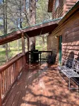 Nestled in the pines on 2 acres, secluded, close-to-nature house. Pet-Friendly! - balcón